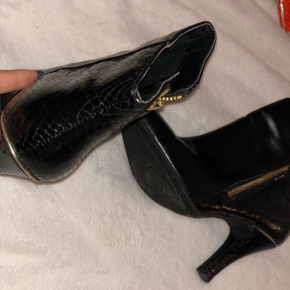 Classic black booties with gold detailing - Picture 4 of 4